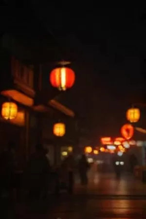 浮草中雨中长镜头里的戏班人物与油纸伞